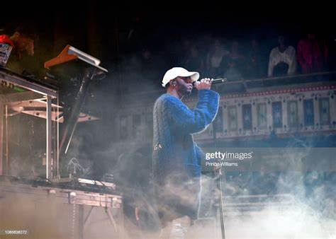 6lack performing on a smoky stage