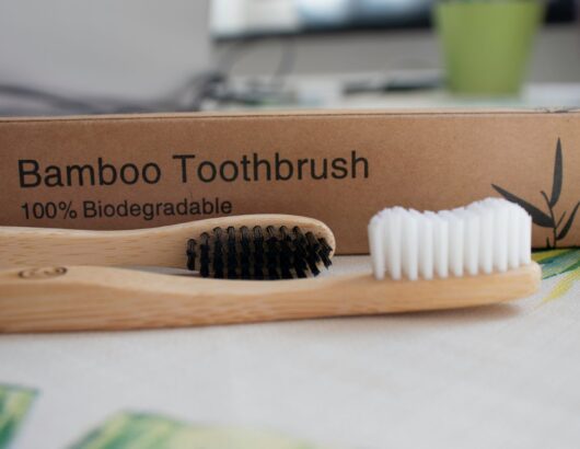https://unsplash.com/photos/white-plastic-hair-comb-on-brown-wooden-table-AsnexPb9Mfk