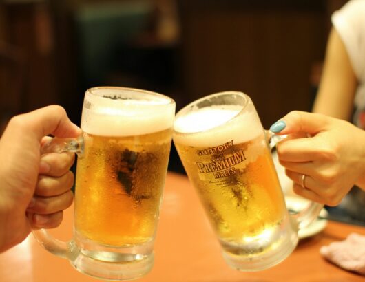 The image of two beer glasses